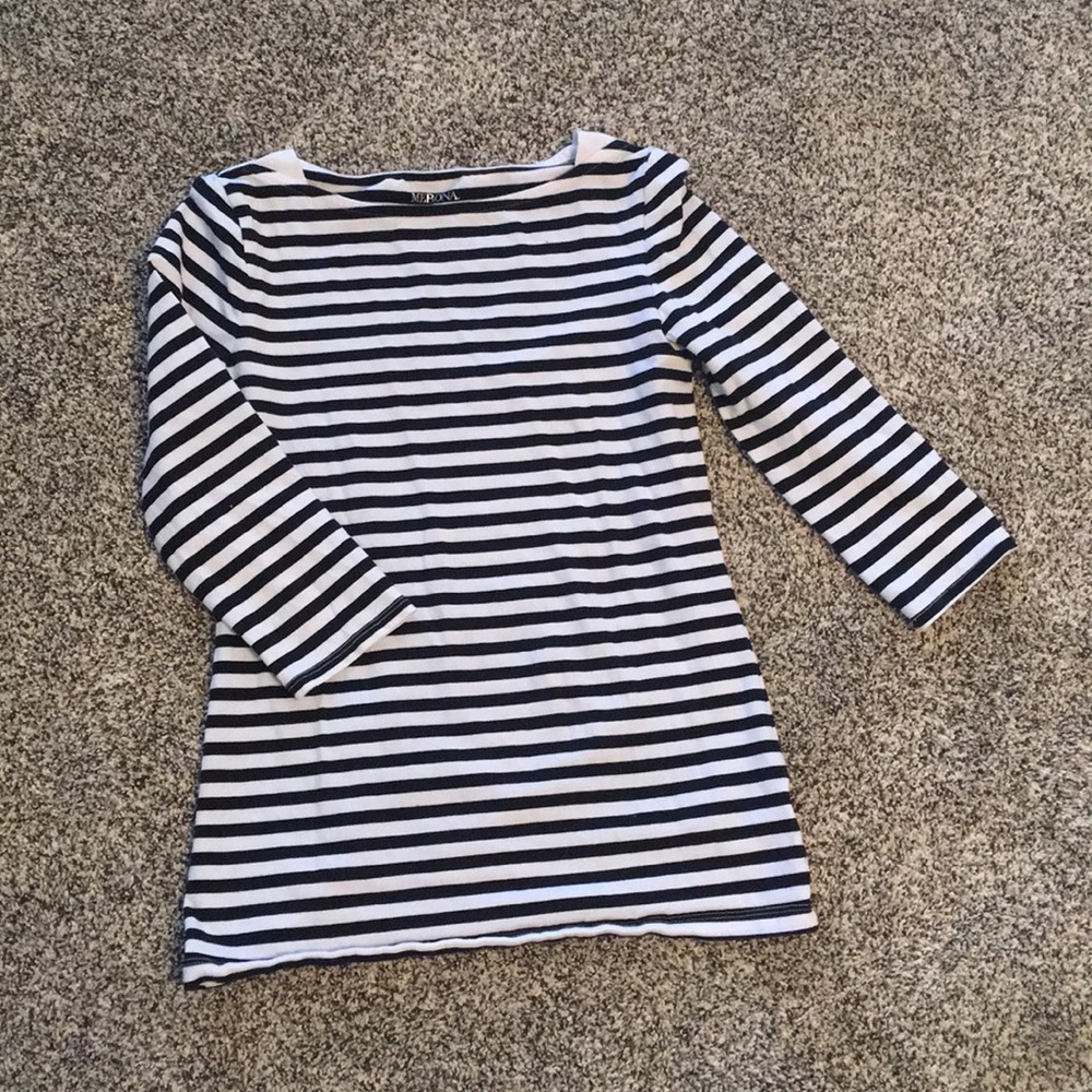Black and white 3/4 sleeve T.
